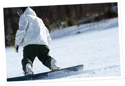 スノーボードを滑っている画像