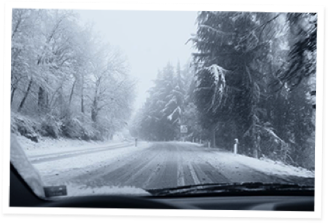 雪道を自動車が走っている 運転席から見える雪道の風景