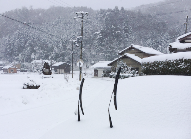積雪の中の街並み