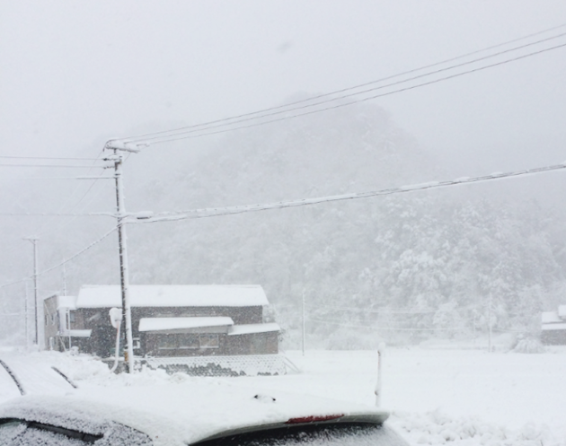 積雪の中の街並み