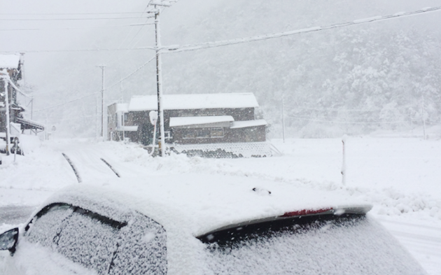 積雪の中の街並み